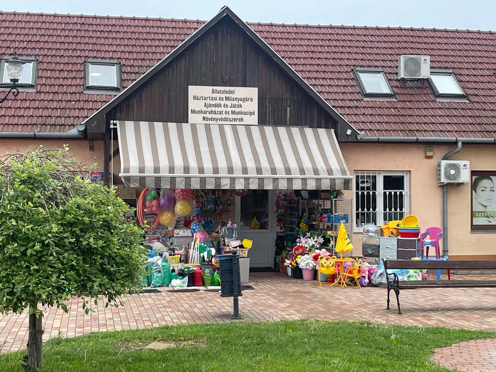 üzletportál napellenző szerelés pékség kávézó előtt