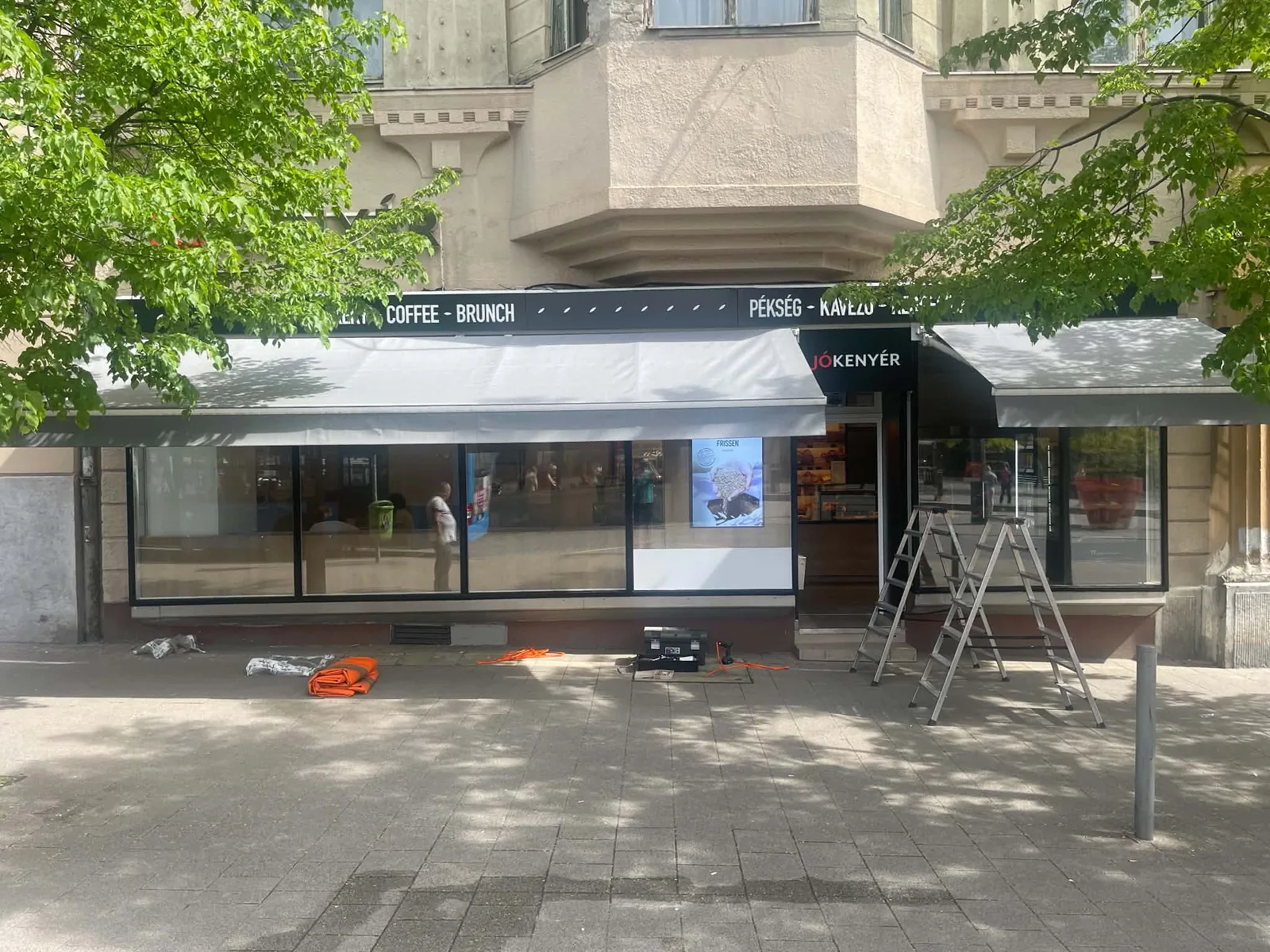 modern üzletportál árnyékolás világos ponyvával