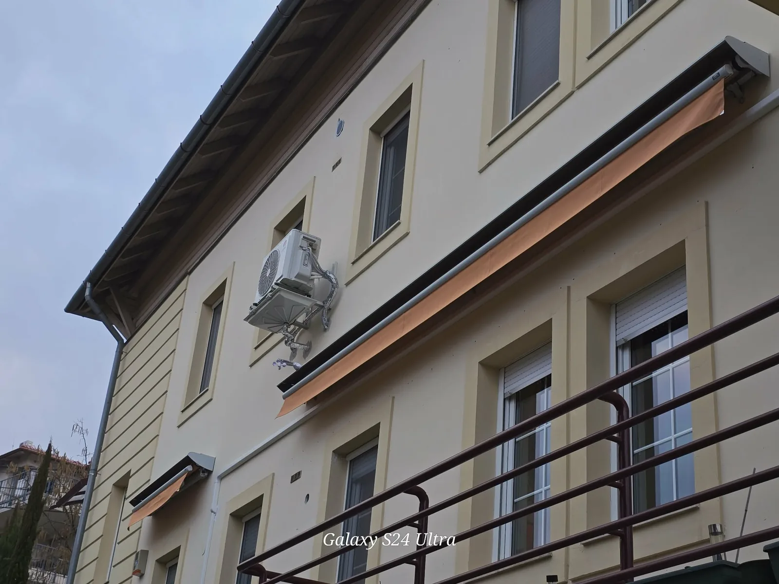 társasházi narancs napellenzők szakszerű szereléssel