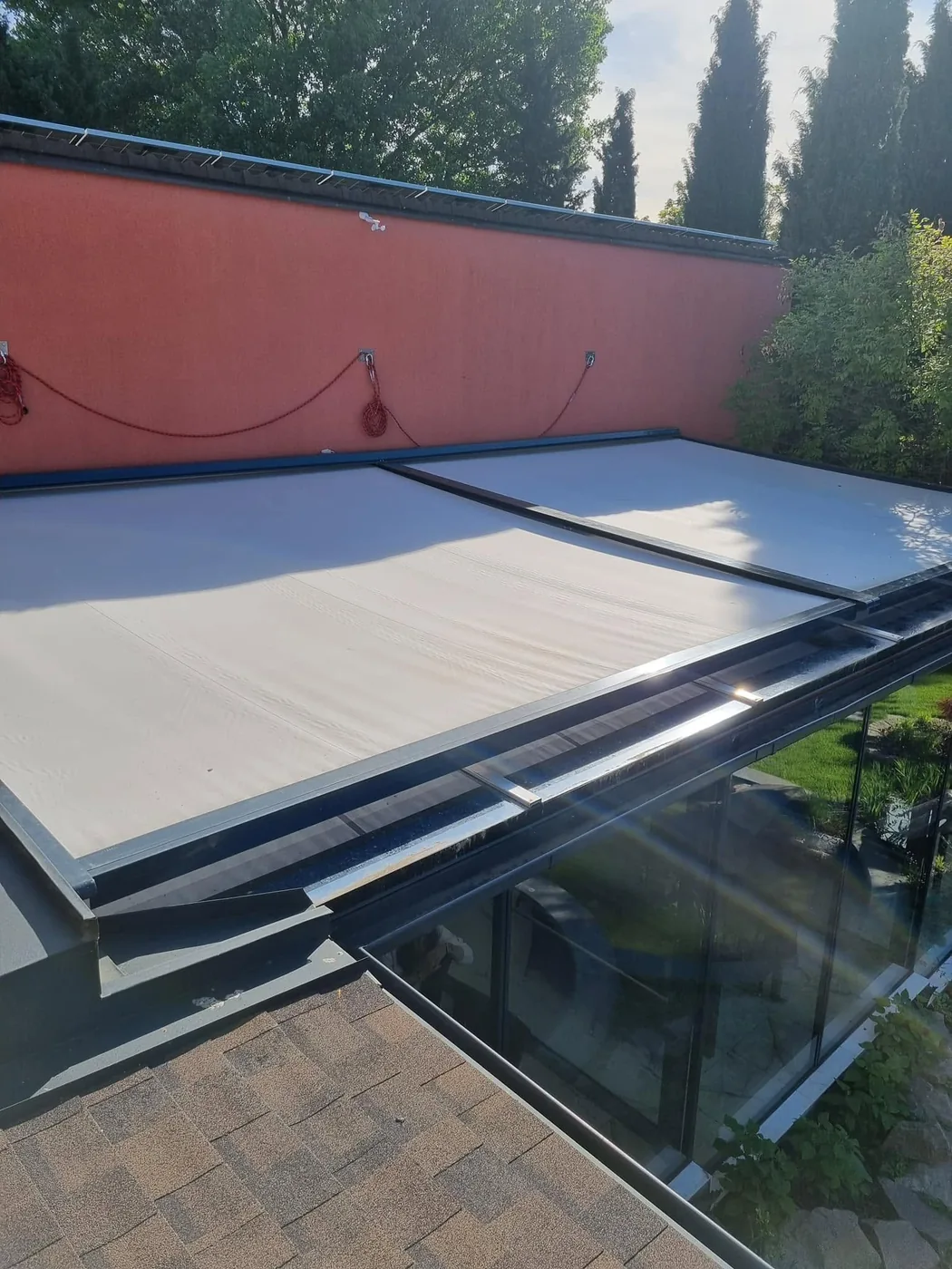 Üvegtető árnyékolás textil ponyvával és sínes szerkezettel
