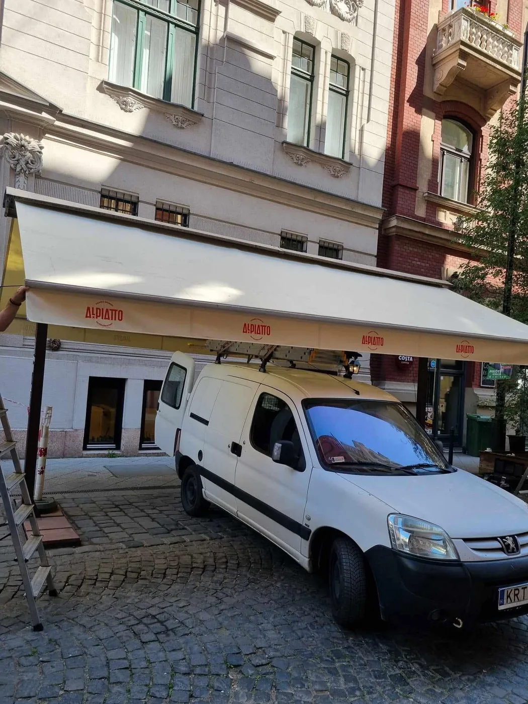 Éttermi napellenző szerelés belvárosi üzletportálon