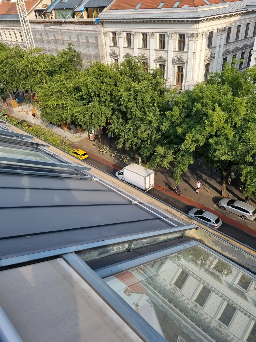 Tetőterasz árnyékolás budapesti társasház tetején
