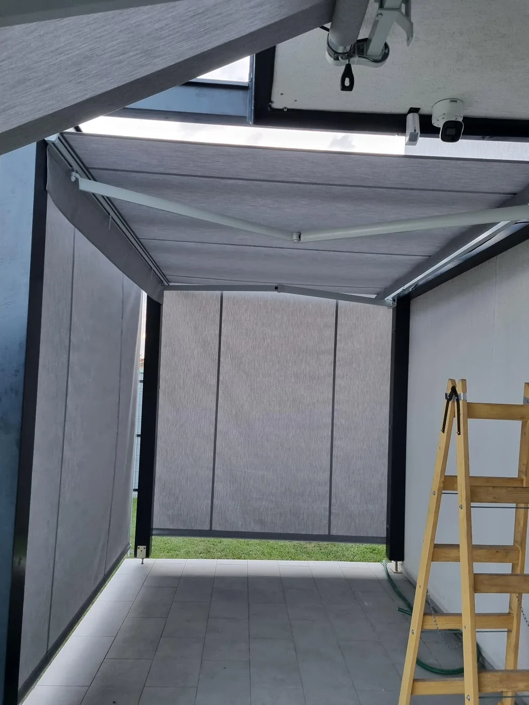 Modern pergola oldalsó árnyékolók textil screenekkel